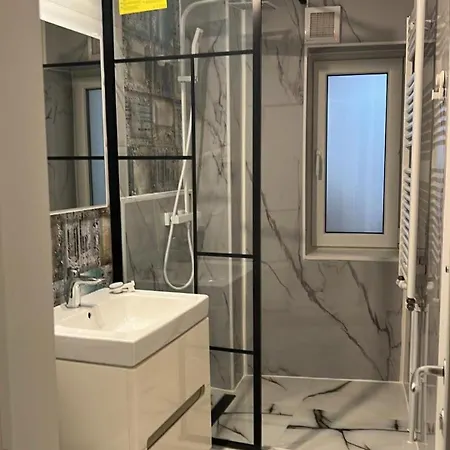 Luxury Spacious 4 Bedroom 2 Bathroom Бухарест