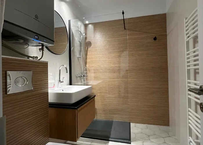 Luxury Spacious 4 Bedroom 2 Bathroom *