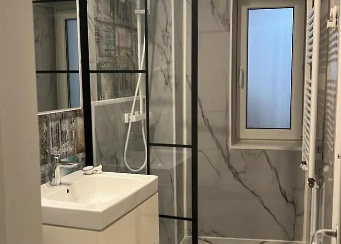 Luxury Spacious 4 Bedroom 2 Bathroom Boekarest